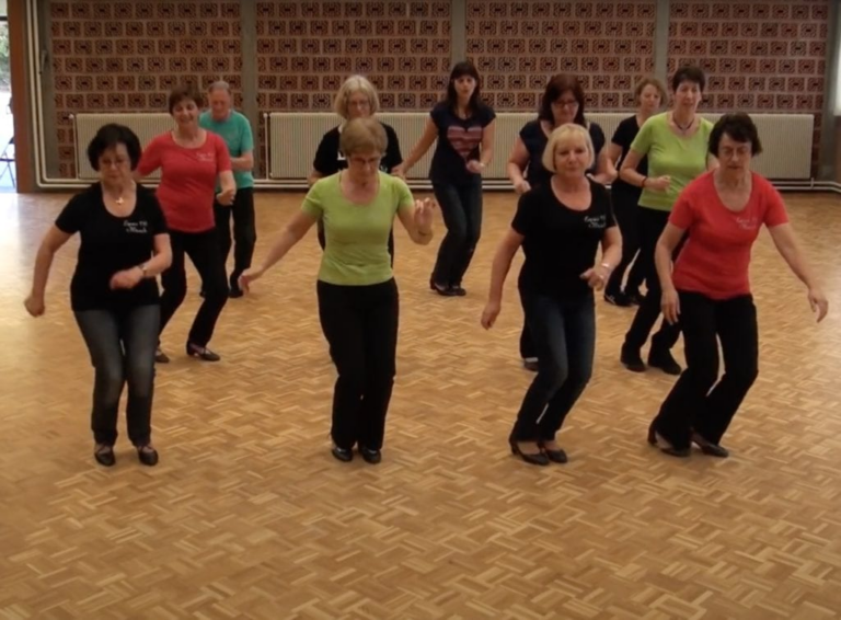 Elles sont dans la soixante et elles exécutent une danse en ligne sur « Let’s Twist Again »