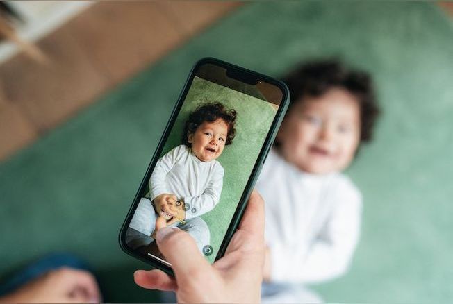 Bientôt une loi pour encadrer la diffusion des photos d’enfants sur les réseaux sociaux ?