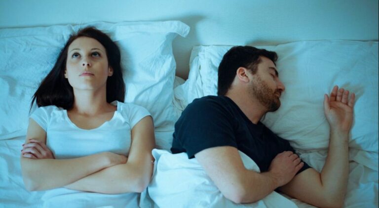 Pourquoi certains parlent dans leur sommeil ?