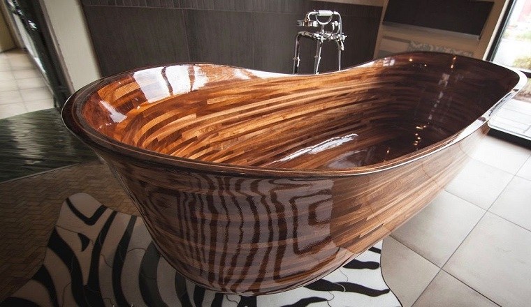 Un ancien constructeur de bateaux sculpte des baignoires en bois à couper le souffle