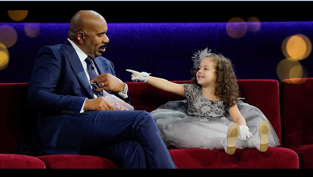 La petite de 4 ans s’attaque couragement à un tube de Sinatra sur scène et fait se lever tout le public