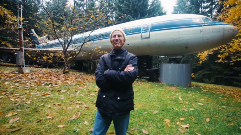 Cet homme a transformé un avion en une maison confortable