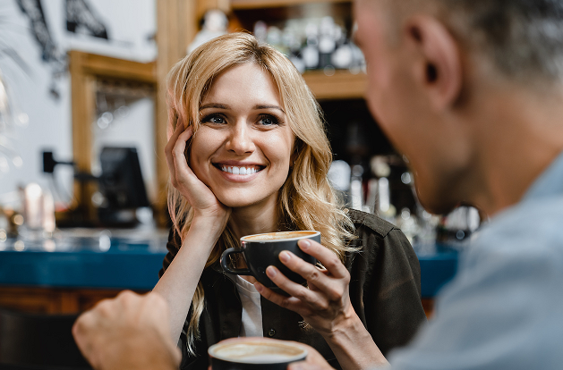 Les secrets pour aborder un homme avec succès : stratégies et astuces pour une rencontre mémorable