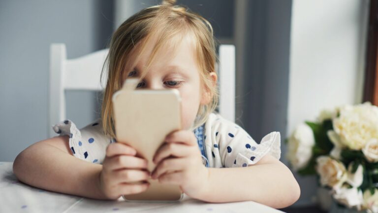 Donner un téléphone portable à un enfant de moins de 10 ans est un acte irresponsable, selon un psychologue