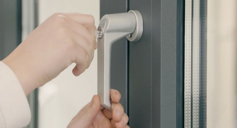 Comment remplacer facilement une poignée aluminium traditionnelle par une poignée verrouillable