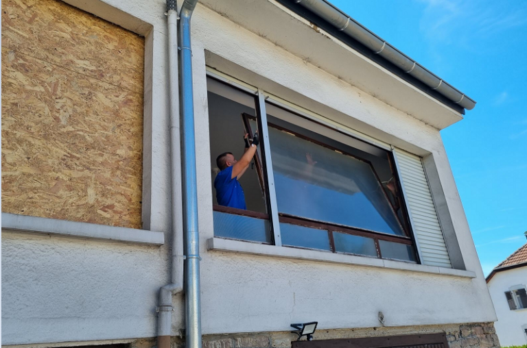 Un locataire ne paie pas son loyer, son propriétaire retire les fenêtres de la maison