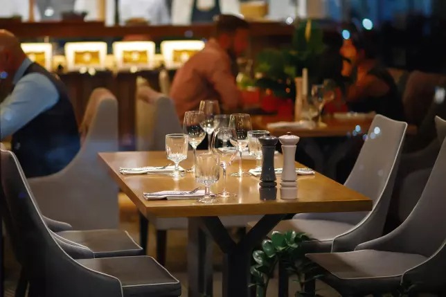 Ils réservent mais ne viennent pas : ce restaurant réclame plus de 500 euros