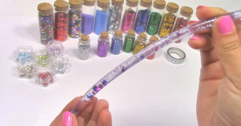 Fabriquez des bracelets brillants avec les enfants pour l’été!