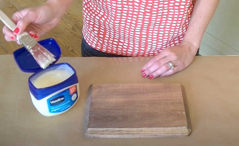 En appliquant de la Vaseline sur du bois, elle réalise une technique de peinture magnifique !