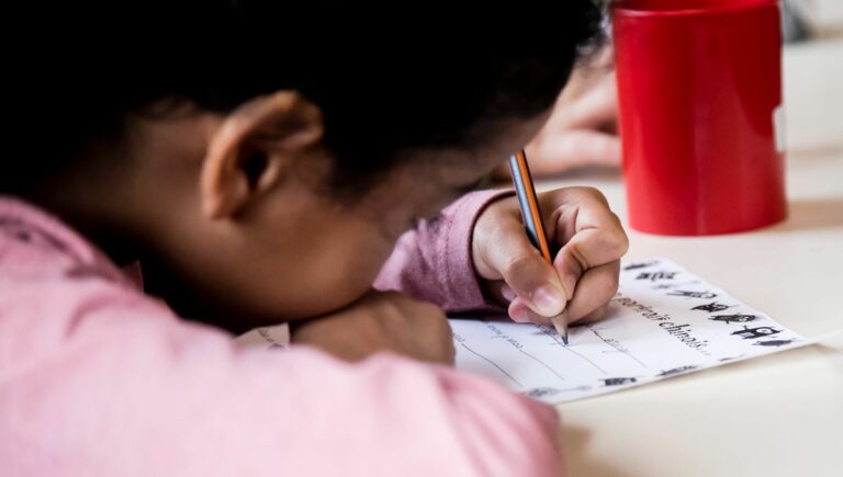 Une dictée par jour pour apprendre les règles d’orthographe