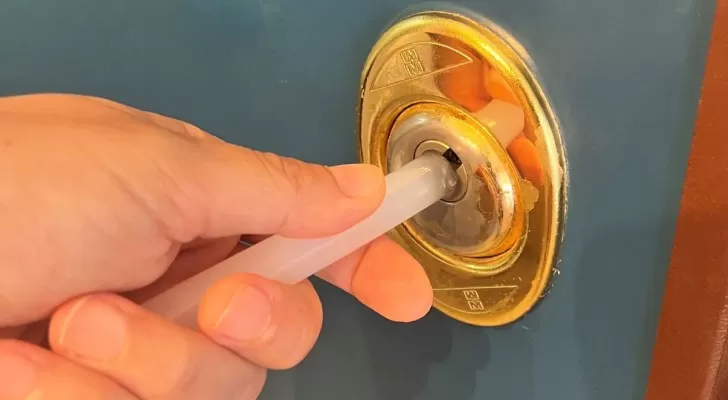 La pose d’un tube de colle chaude sur la serrure vous évitera des désagréments