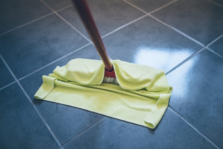 Faut-il laver le sol à l’eau chaude ou froide ?