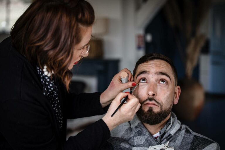 Pourquoi de plus en plus d’hommes commencent à se maquiller