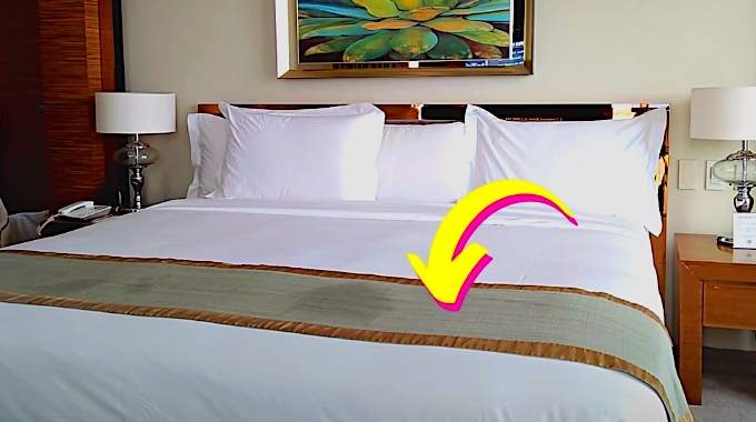 Pourquoi les hôtels ont toujours un tissu étalé sur le bas du lit ?