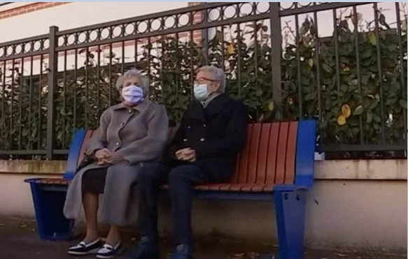 Les habitants ont installé un banc pour que la dame âgée de 101 ans puisse se reposer