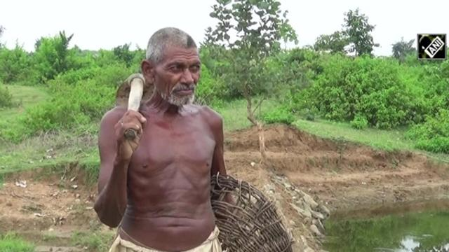 Cet homme a creusé seul un canal de 3 km pour alimenter son village en eau