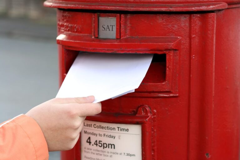 Un petit garçon envoie une lettre à son papa au paradis et la poste lui réponds