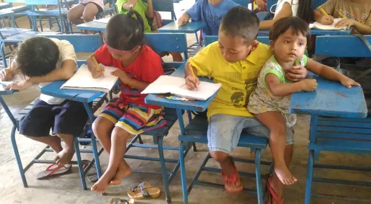 Un garçon de 7 ans emmène sa sœur de 2 ans à l’école pour ne pas la laisser seule : il ne voulait pas manquer le cours