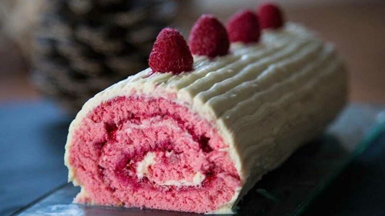 Bûche de noël au mascarpone chocolat blanc et framboises