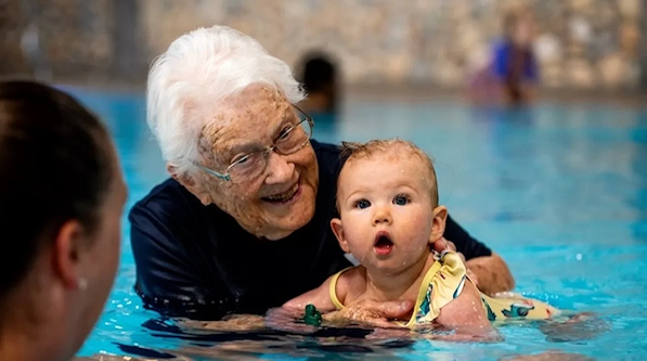 Malgré ses 102 ans, Peggy Konzack enseigne toujours la natation aux bébés