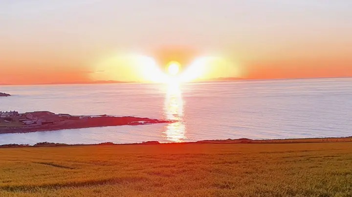 Un photographe amateur a capturé une photo d&rsquo;un coucher de soleil prenant la forme d&rsquo;un ange avec des ailes
