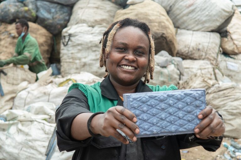 Elle recycle le plastique en briques 5 fois plus résistantes que le béton