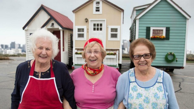 Des personnes âgées choisissent les mini maisons pour éviter de vivre en centre d’accueil