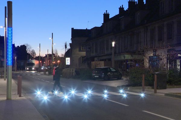 Sécurité routière : un passage piéton lumineux et intelligent, une première en France