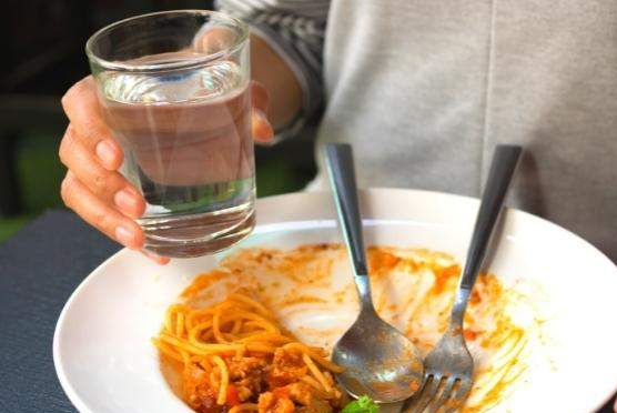 Boire de l’eau en mangeant : bonne ou mauvaise idée ?