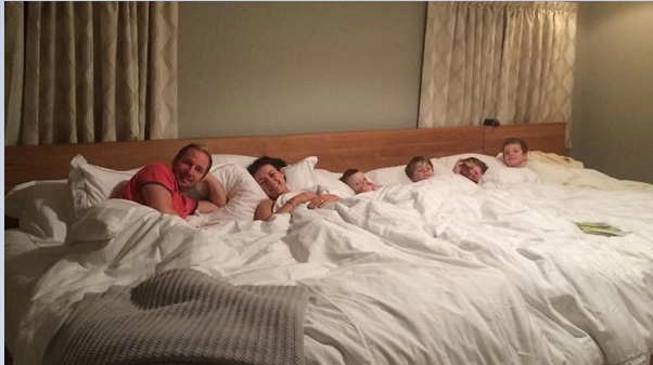 Ce couple a fabriqué un lit gigantesque pour dormir avec ses 4 enfants