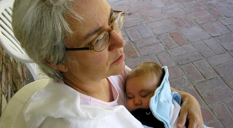 Il demande à sa mère de s’occuper de son petit-fils, mais elle refuse : « Je ne le ferai pas gratuitement »