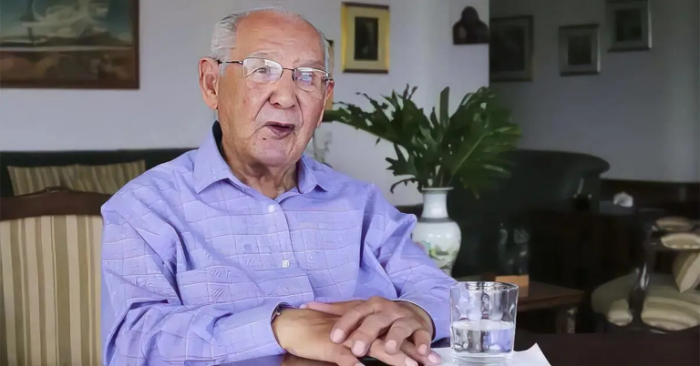 À 104 ans, ce grand-père obtient son doctorat et déchiffre une énigme mathématique vieille de plus de deux siècles