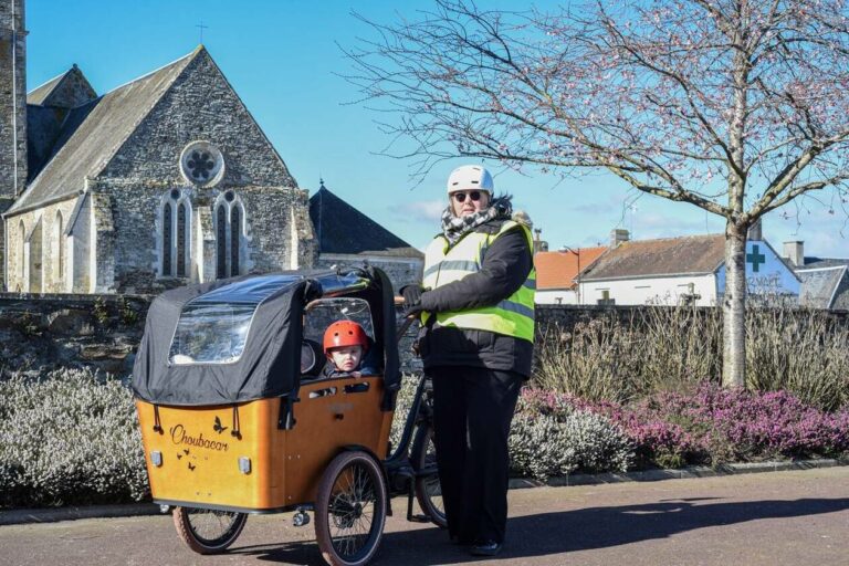 Cette assistante maternelle a choisi le vélo cargo pour transporter les enfants