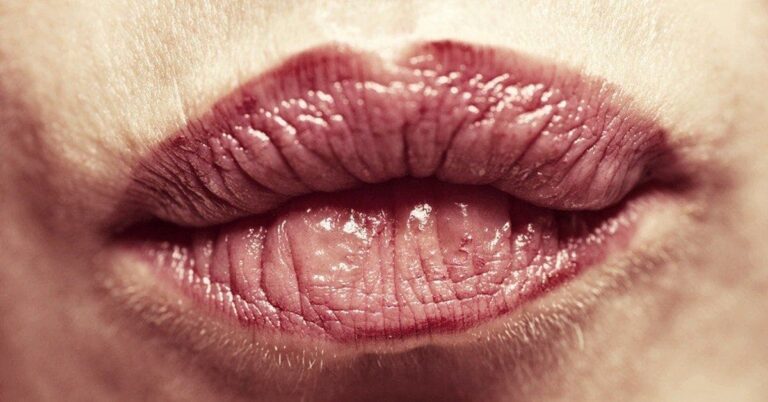 9 Traits Repoussants Chez la Femme Selon les Hommes (et 9 qu’ils Jugent Attirants)