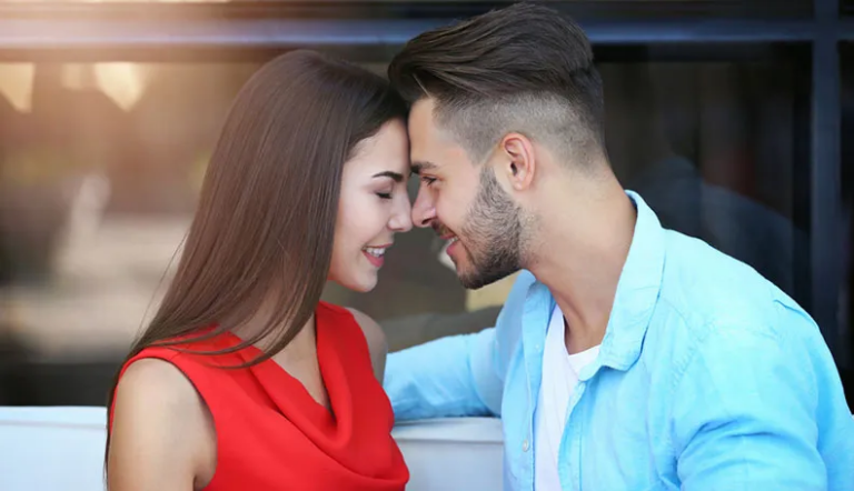 Comment savoir s’il tient à moi ? Les 3 signes d’attirance chez un homme