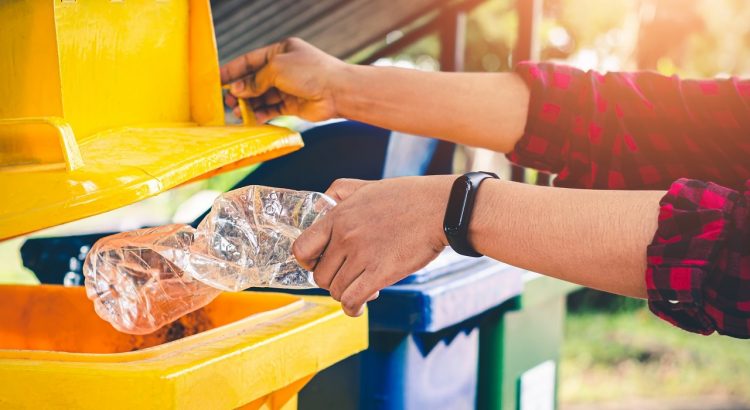 Peut-on mettre un sac poubelle dans la poubelle jaune ?