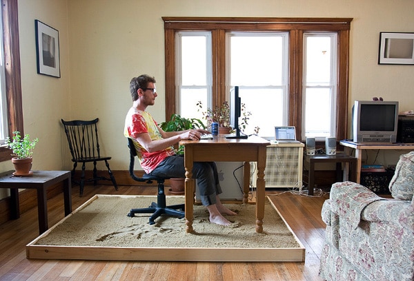 Les pieds dans le sable au bureau