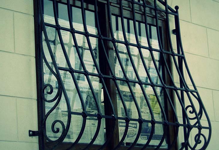 Pourquoi certaines grilles de fenêtre sont-elles courbées en bas ?
