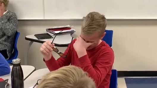 Vidéo très touchante d’un jeune daltonien découvrant le monde en couleurs