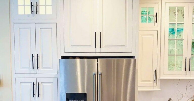 À quoi sert l’armoire au-dessus du frigo ? Un espace souvent sous-estimé !