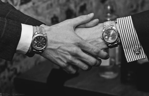 Quelle est la signification de Porter une Montre à la Main Droite ?
