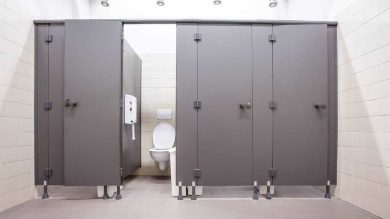 Pourquoi les portes des toilettes publiques ne touchent pas le sol ?