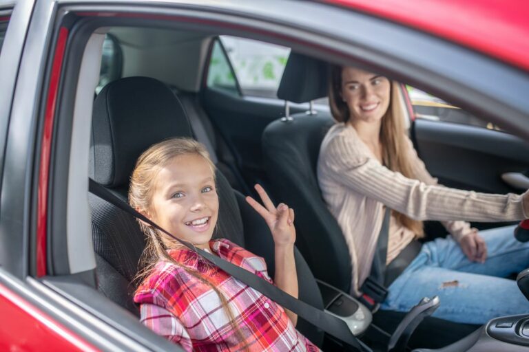 À quel âge ou taille un enfant peut monter à l’avant d’une voiture ?