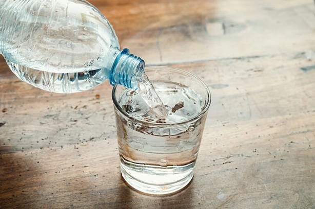 Pourquoi vous devriez boire de l’eau à jeun après votre réveil