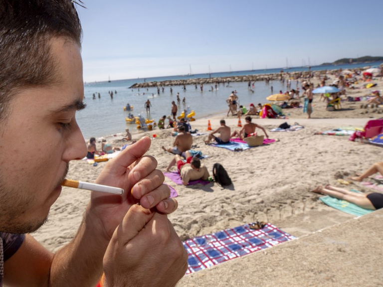 Dès juillet, fumer dehors vous mettra à l’amende. Découvrez les zones visées !