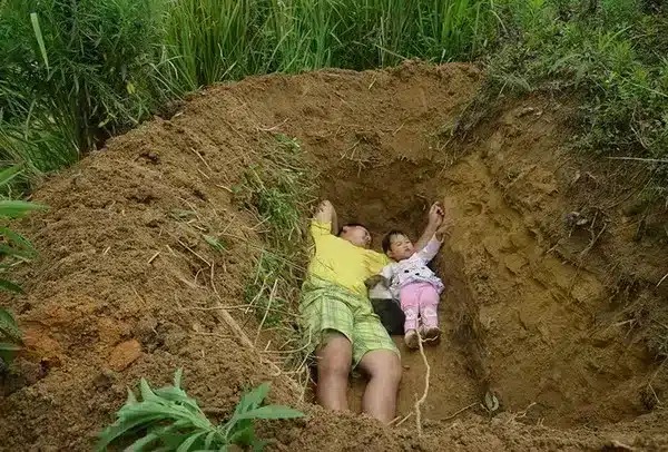 L’histoire bouleversante d’un père chinois : creuser la tombe de sa fille par amour