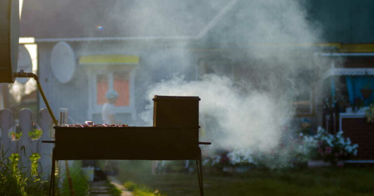 Mon voisin m’enfume avec son barbecue : que faire et quels sont mes droits ?