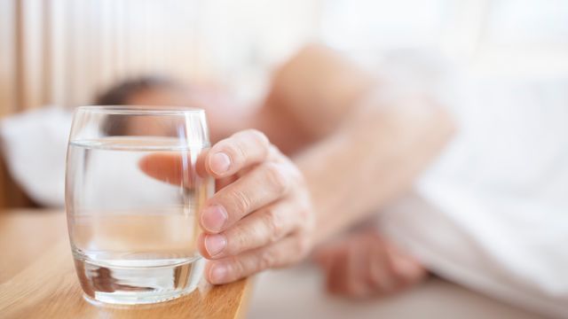 Pourquoi faut-il poser un verre d’eau sur la table de nuit ?