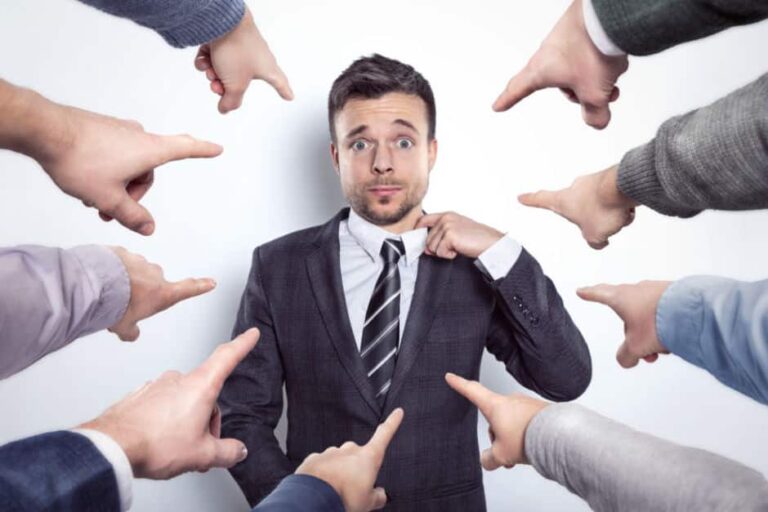 Comment répondre intelligemment à une critique ouverte, selon un coach en répartie