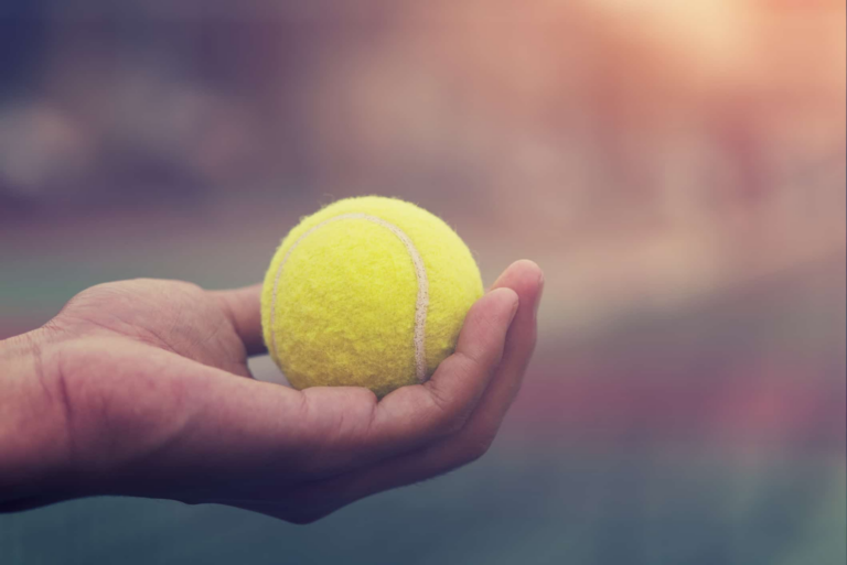 Une balle de tennis contre l’apnée du sommeil ? Voici ce qu’en dit la science